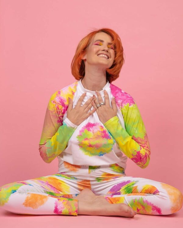 Mujer sentada con camiseta de arte psicodélico Soy Pepa