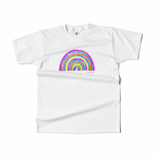 Camiseta con un dibujo de un arcoíris