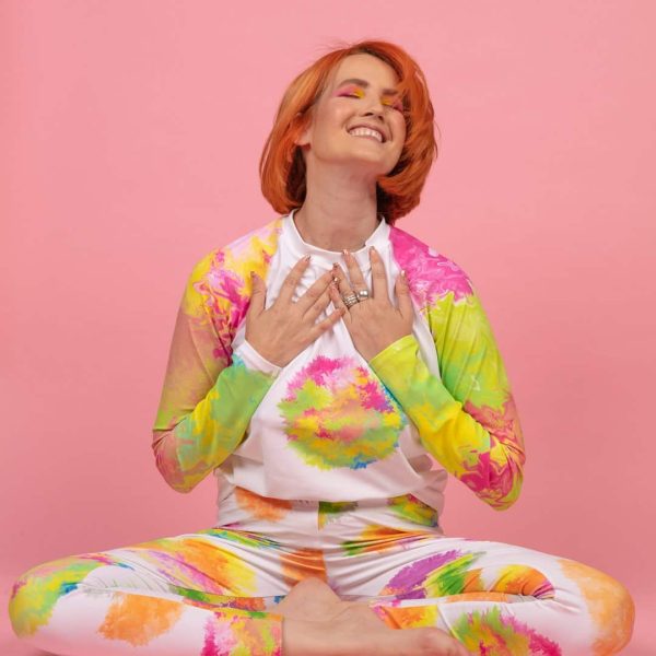 Mujer sentada con camiseta de arte psicodélico Soy Pepa
