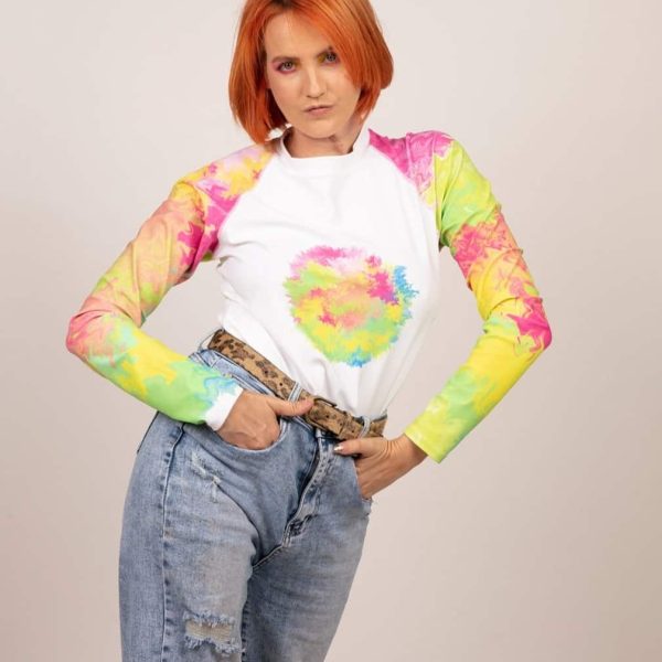 Mujer parada con camiseta de arte psicodélico Soy Pepa